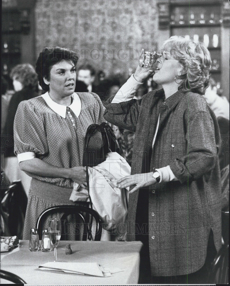 Cagney and Lacey celebrate 100 episodes Sharon Gless Tyne Daly 8x10 inch photo