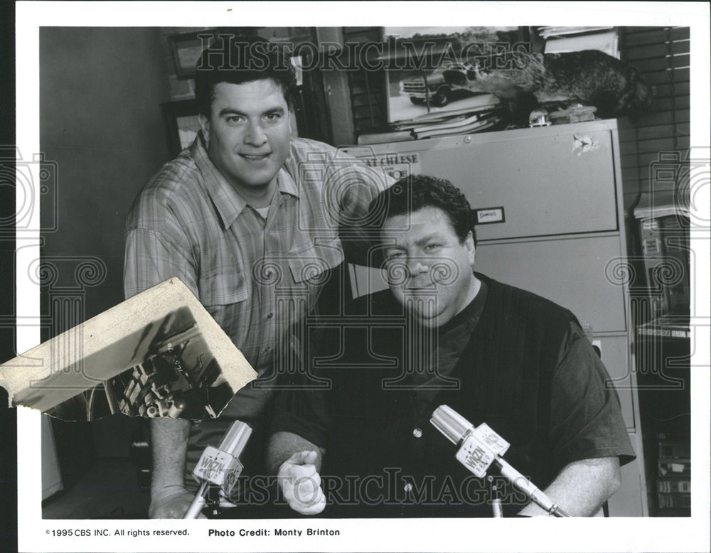 Press Photo Pat Finn And George Wendt Conducting 