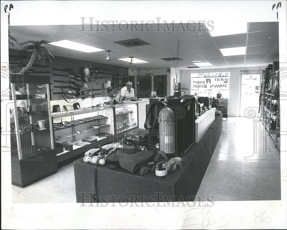 1983 Press Photo Last Resort Pawn Shop Poet Richey Shopping Center.