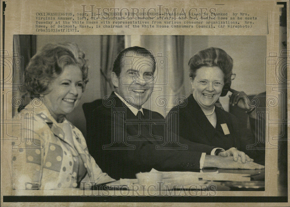 1971 Press Photo President Nixon Mrs Virginia Knauer Eunice Howe Consu ...