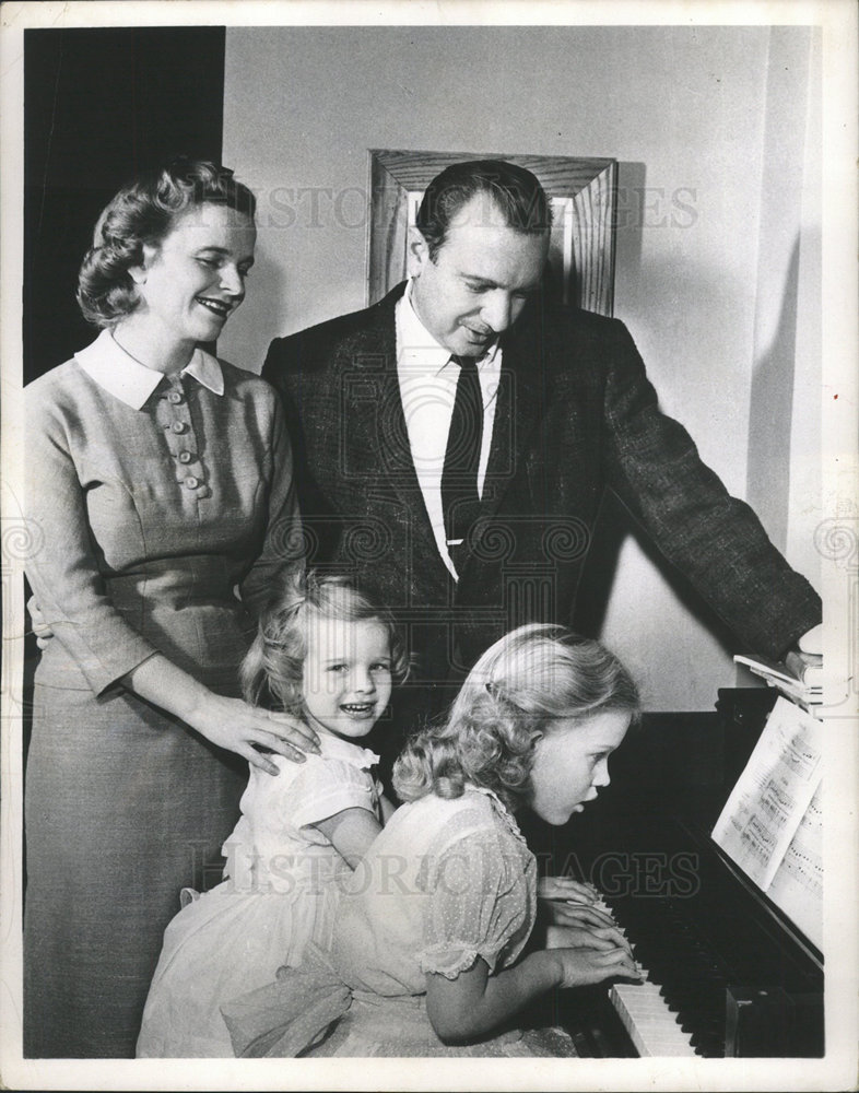 press photo Walter Cronkite with wife Betty with daughters Nancy and M ...