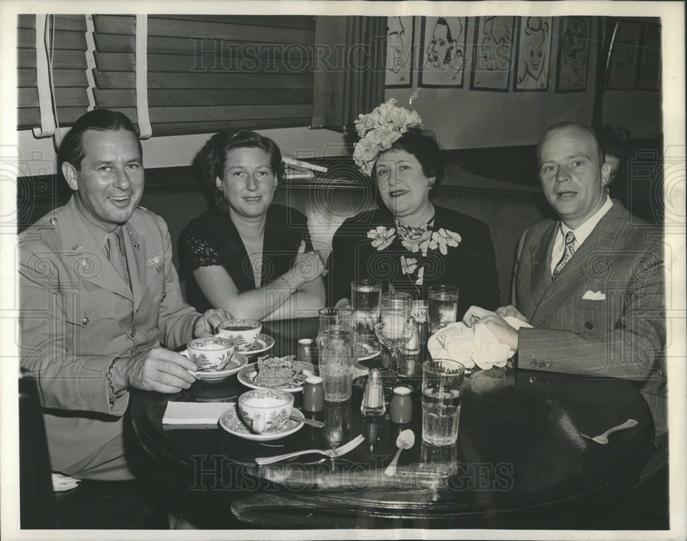 1943 Press Photo Maj Ben Lyon, Harriet Parsons Louella Parsons & Edgar ...