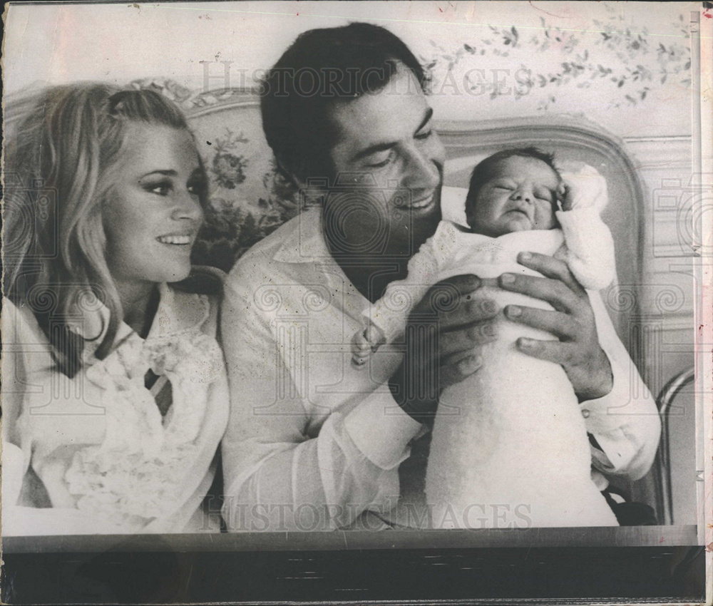 1970 Press Photo A Woman, A Man And A Baby | Historic Images