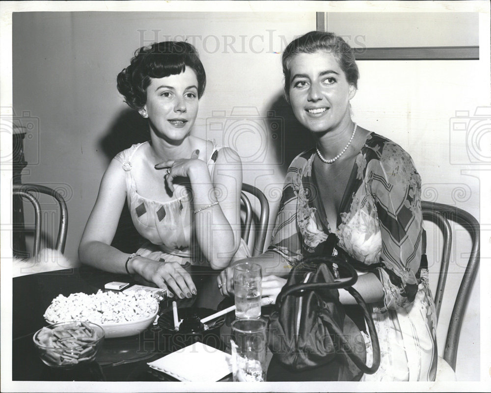 1959 Press Photo Mrs. Herbert Plimpton & Mrs. Patrick Gramm at a Cockt ...