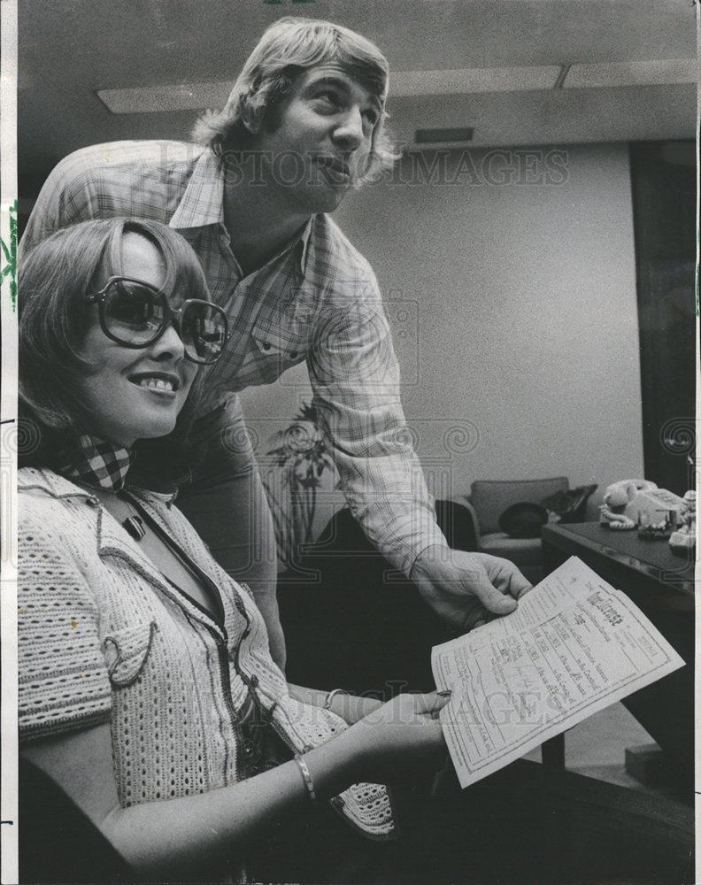 1974 Press Photo Bobby Douglass, Bears Quarterback, Carol Ann Utley Ma -  Historic Images