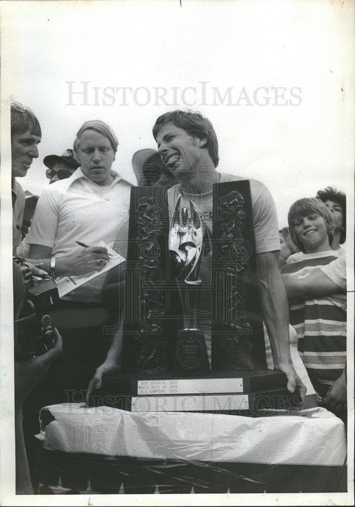 1976 Press Photo Kyle Rote Jr. With Superstars Competition Trophy ...