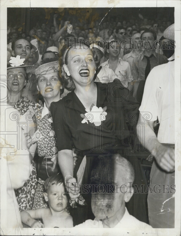 Joe DiMaggio with wife Dorothy Arnold and son 1942 Press Wire Photo Yankees