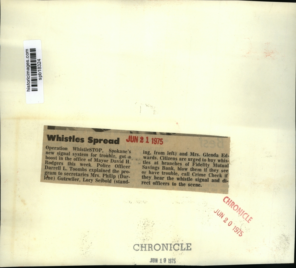 1975 Press Photo Officer Darrell Toombs explains Operation WhistleSTOP